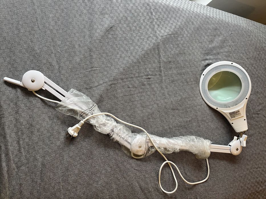 Candeeiro com lupa e leds.