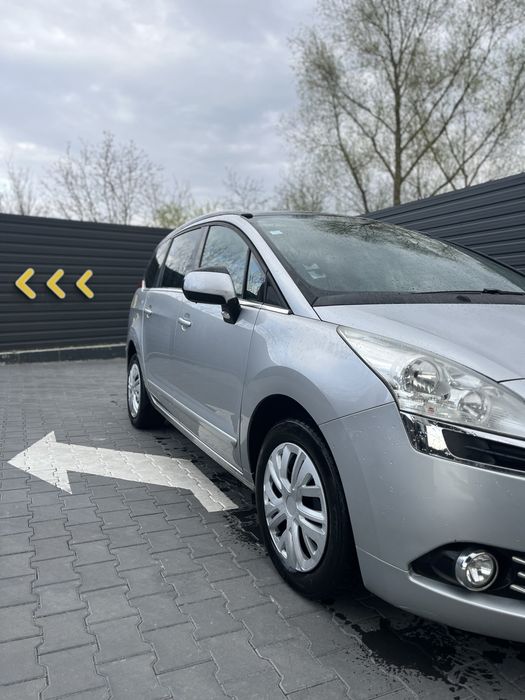 Авто Peugeot 5008