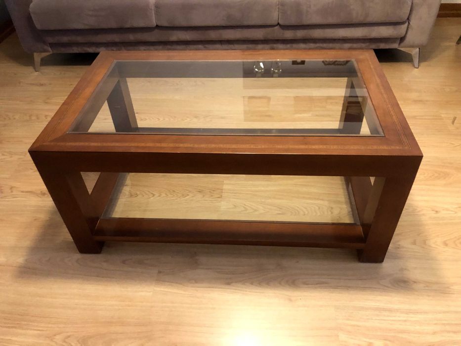 Mesa de centro de madeira maciça e vidro