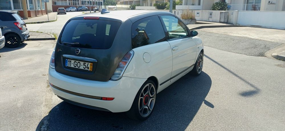 Lancia Ypsilon MOMO extras Abarth