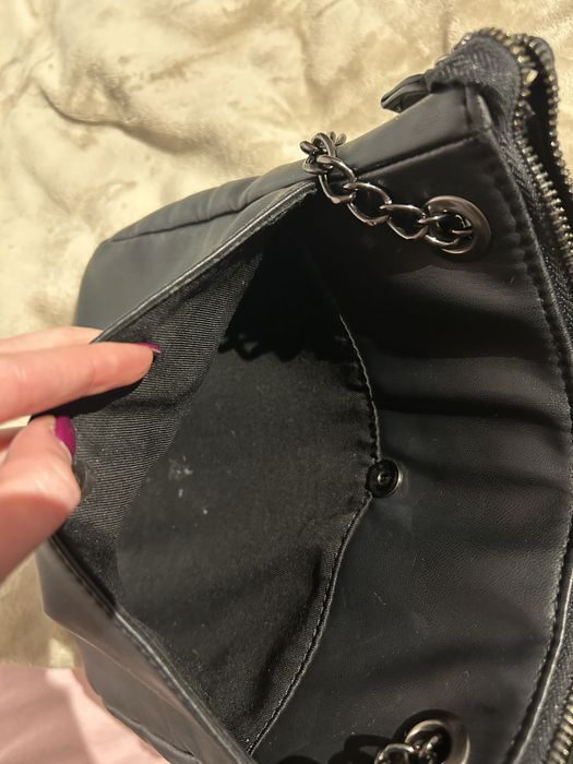 Czarna torebka Guess