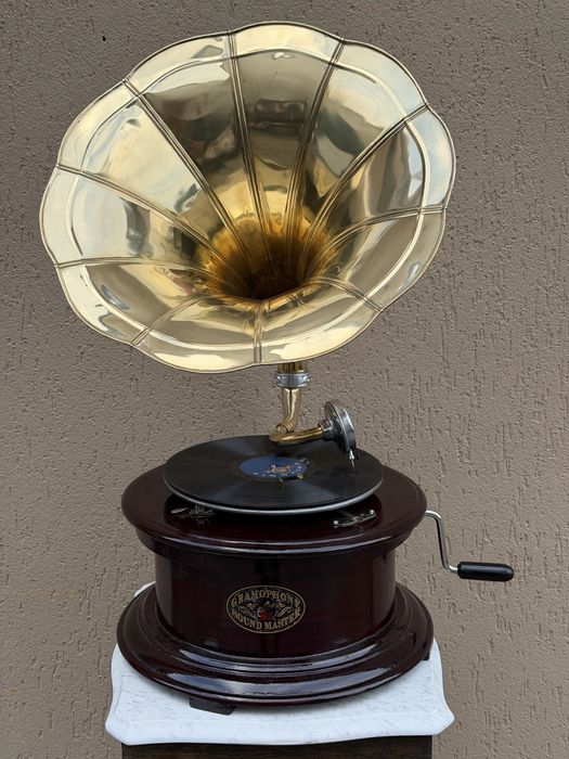 Gramofon pateron ze zlota tubą