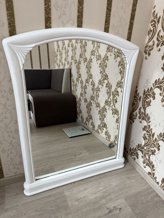 Дзеркало в деревʼяній рамі