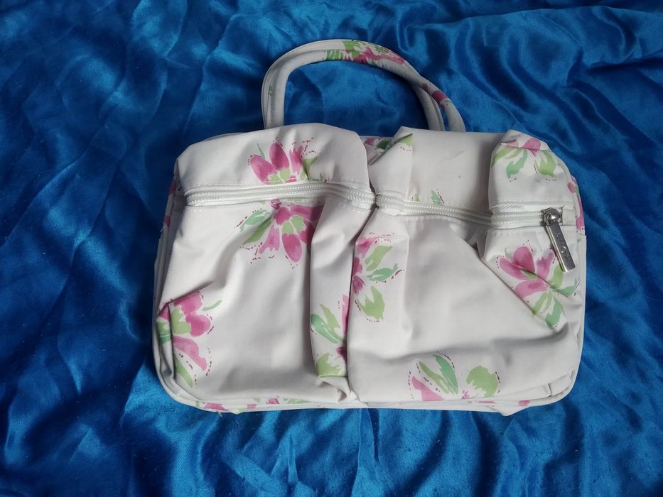 Kosmetyczka kwiaty Avon