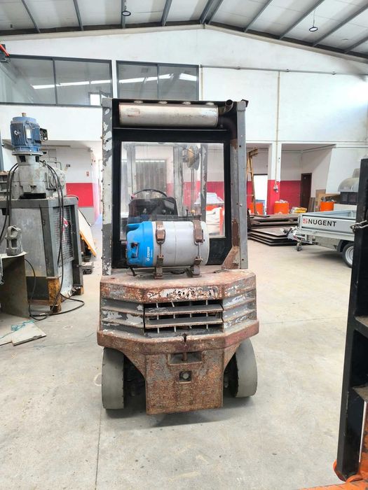 Empilhador 2Ton - Gás - Marca OM