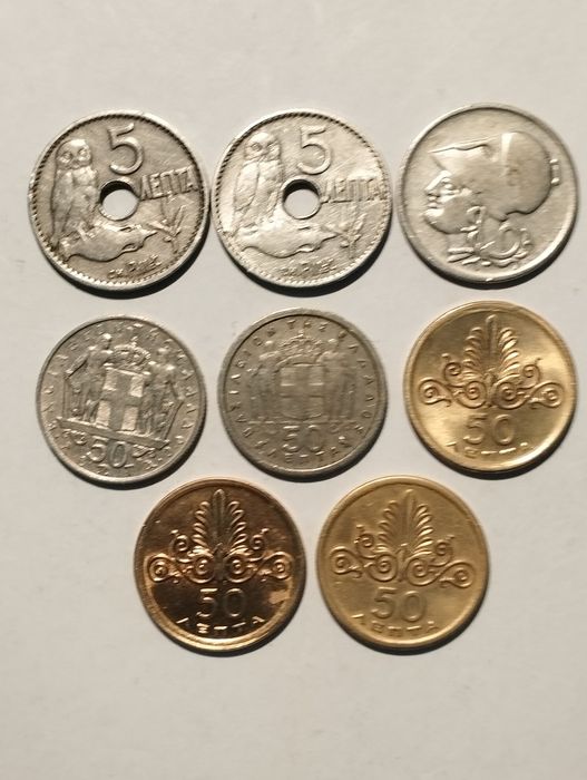 Moedas de 5 e 50 Leptas da Grécia.