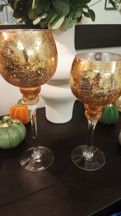 Castiçais lindíssimos em tons dourados