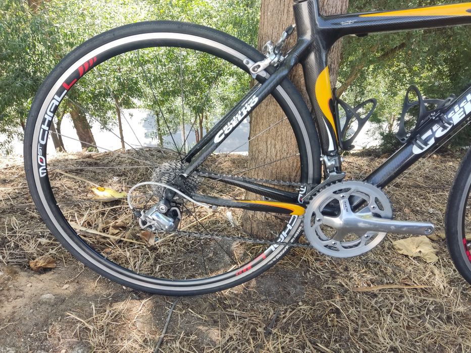 Bicicleta de estrada em carbono com 105