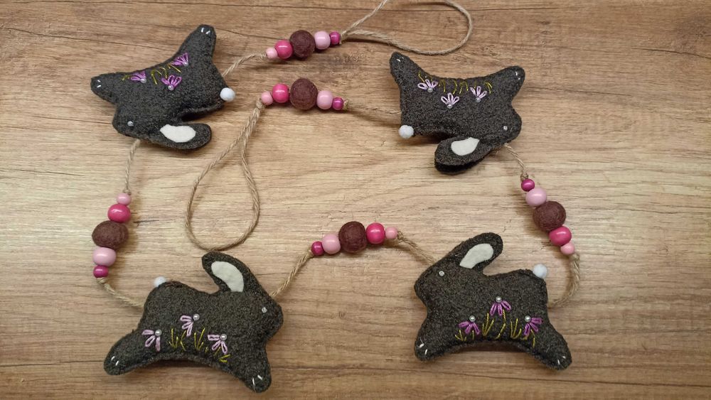 Girlanda, zając, filc, wełna, haft, rękodzieło