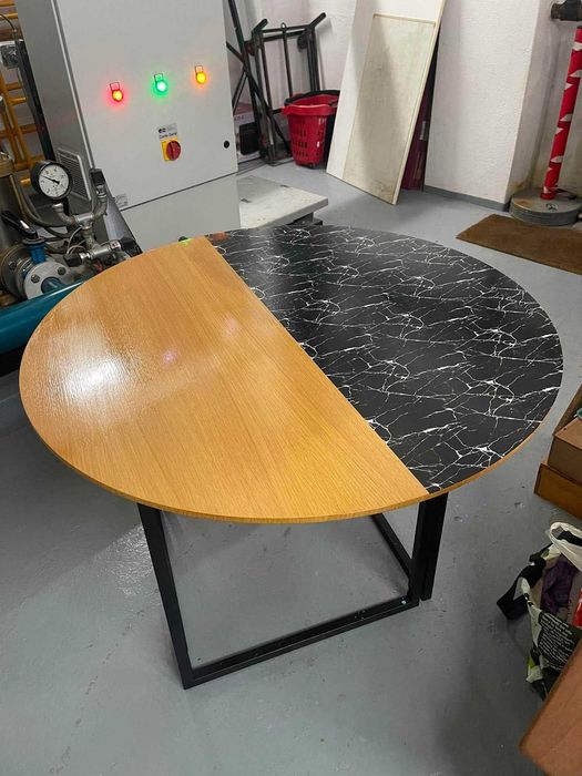 Mesa redonda de madeira com base de metal preto