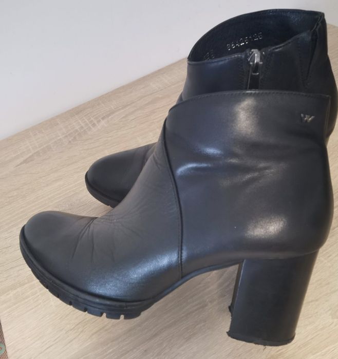 Wojas, czarne kozaczki na słupku, 39