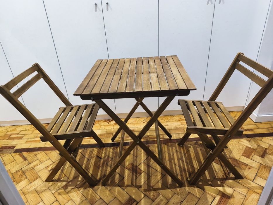 Vendo mesa de madeira com 2 cadeiras