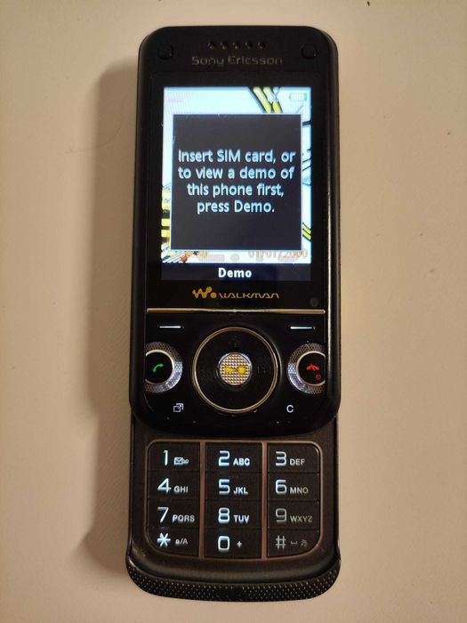 Sony Ericsson W760i 2G + ładowarka + karta pamięci M2 2 GB + słuchawki