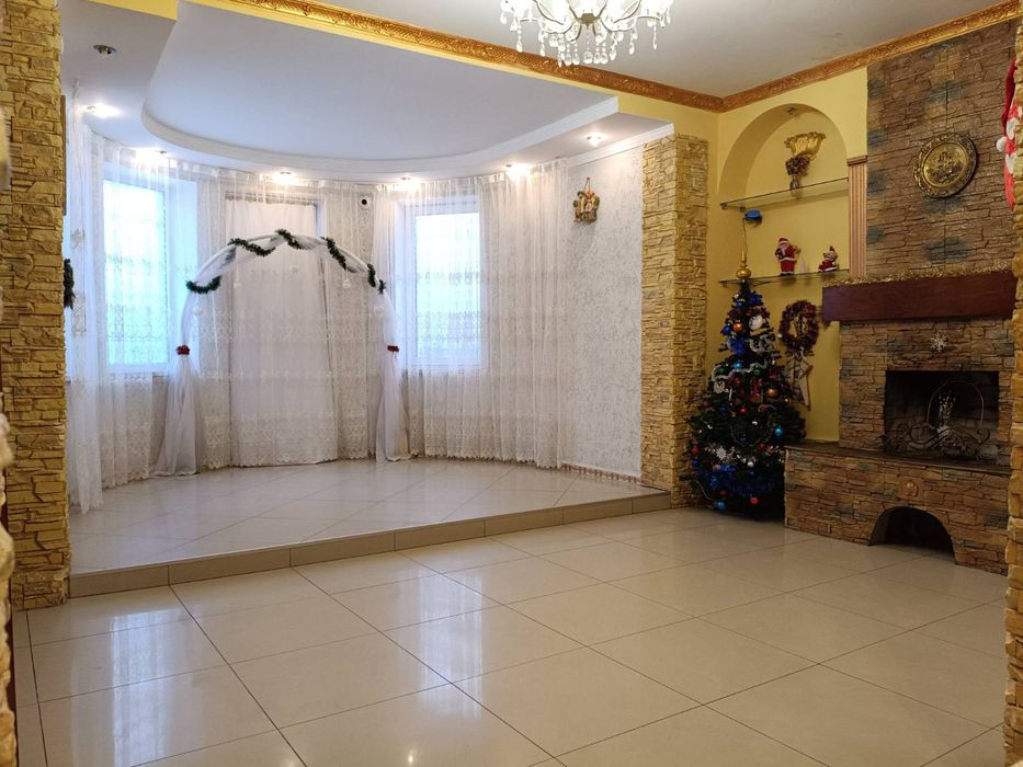 Дом для мероприятий бассейн, баня, генератор,до 45 чел. Почайна