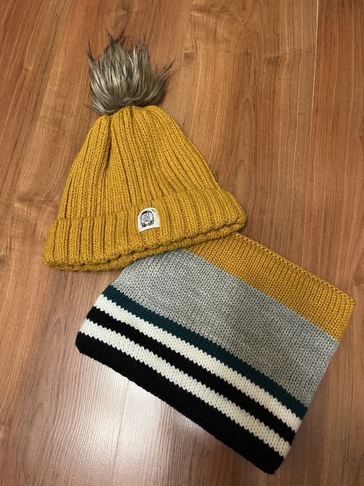 Продається набір з шапки та шарфу (баф)