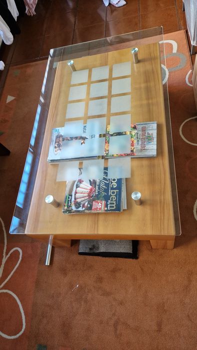 Mesa de centro em madeira e vidro