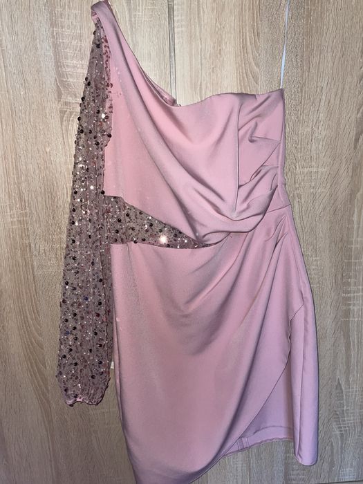 Piękna sukienka na jedno ramie, pidrowy roz, wieczorowa