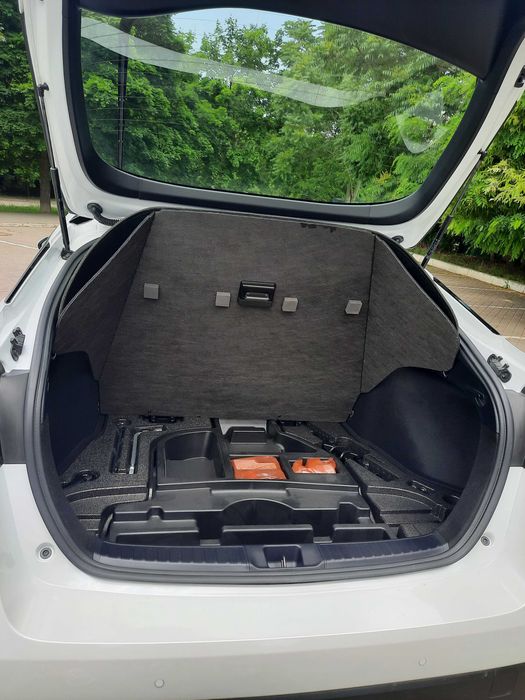 Продам Toyota Prius hybrid LE AWD 2022