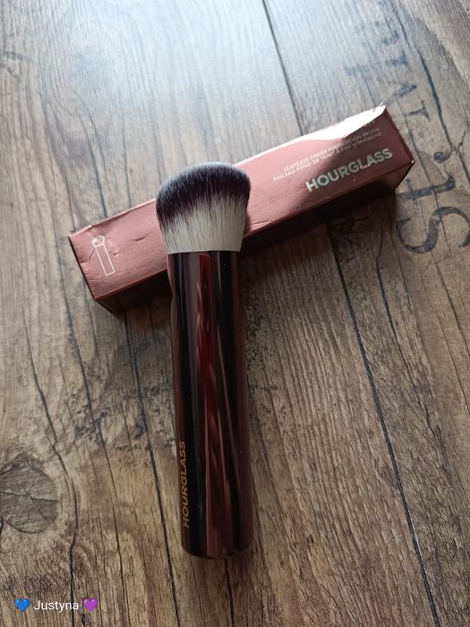 Nowy pędzel HOURGLASS Vanish Seamless Finish do podkładu