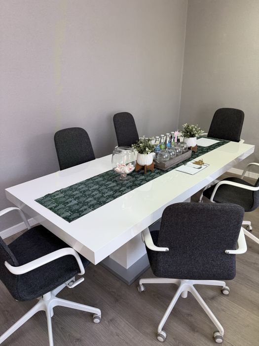 Biały solidny stół