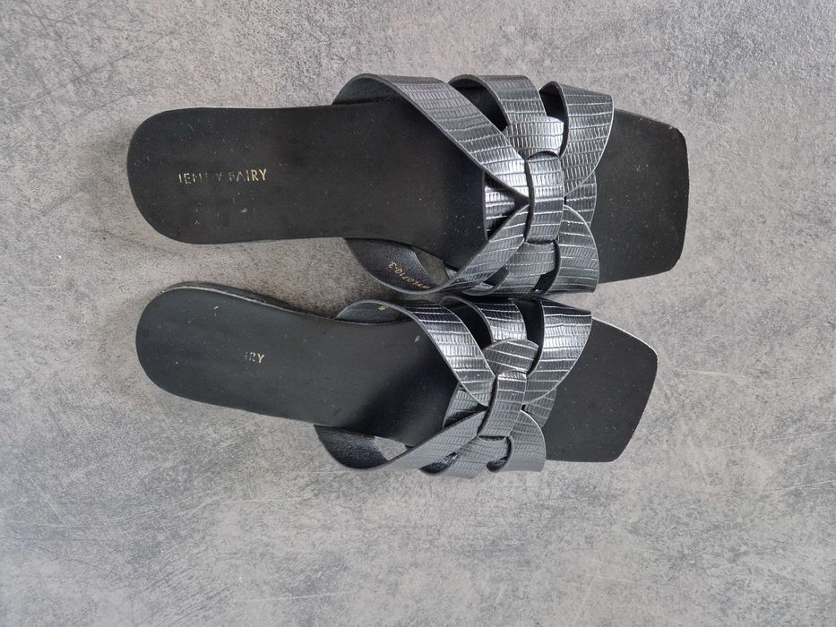 Czarne klapki na ciepłe dni