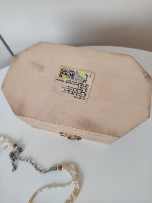 Kuferek drewniany na biżuterię+ naszyjnik