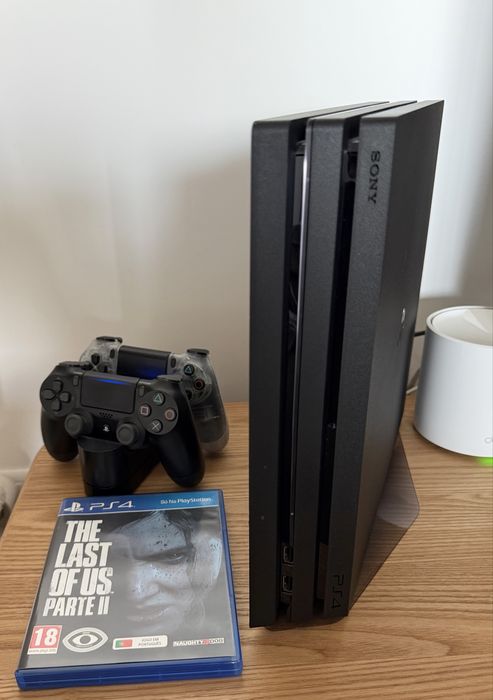 PlayStation 4 Pro + comandos + jogo