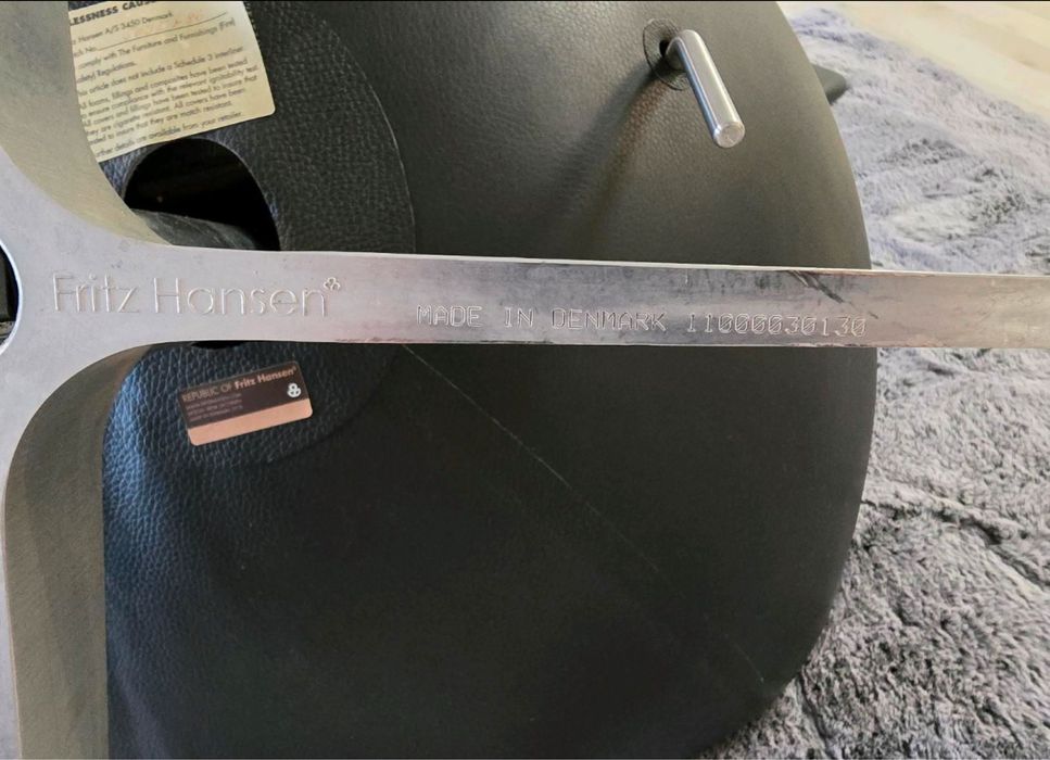 Fritz Hansen Egg Chair fotele z czarnej skóry 2 sztuki