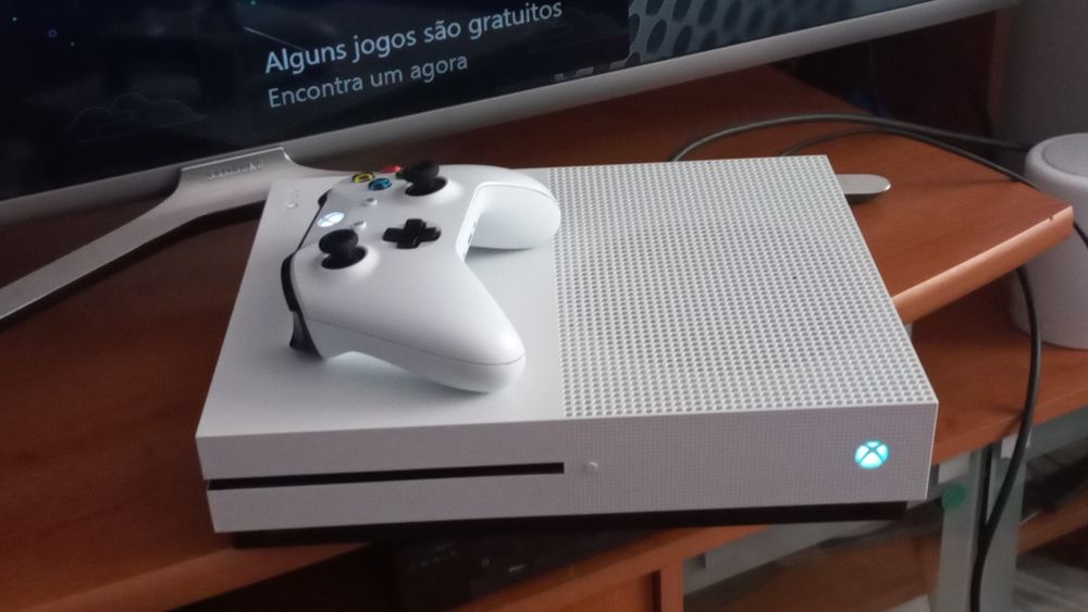 XBOX one S com comando funciona sem probletem wifi e youtube etc..