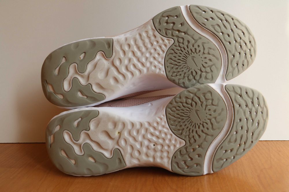 Кросівки жіночі бежеві Nike Renew run comfort footbed, р. 41-41,5