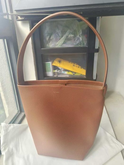 Bolsa bucket The Row castanha