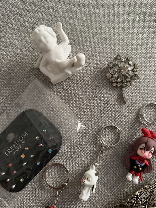 Броши, фарфор, фигурки брелки