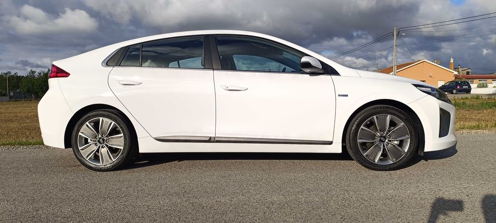 Hyundai IONIQ 1.6 GDI Hybrid  TECH (HEV) de 141 cv- COMO NOVO