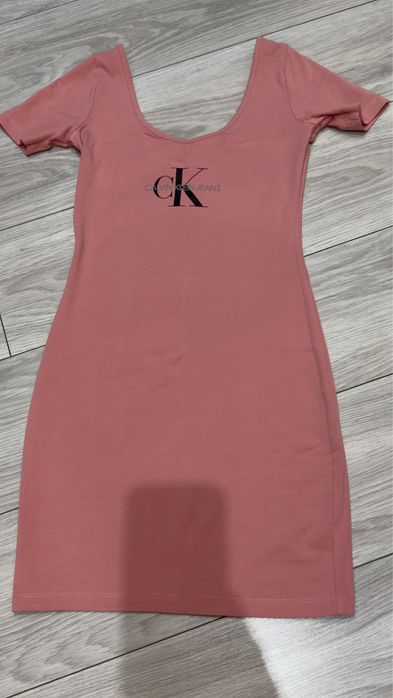 Śliczna sukienka Calvin Klein różowa koralowa z logo rozm.XS