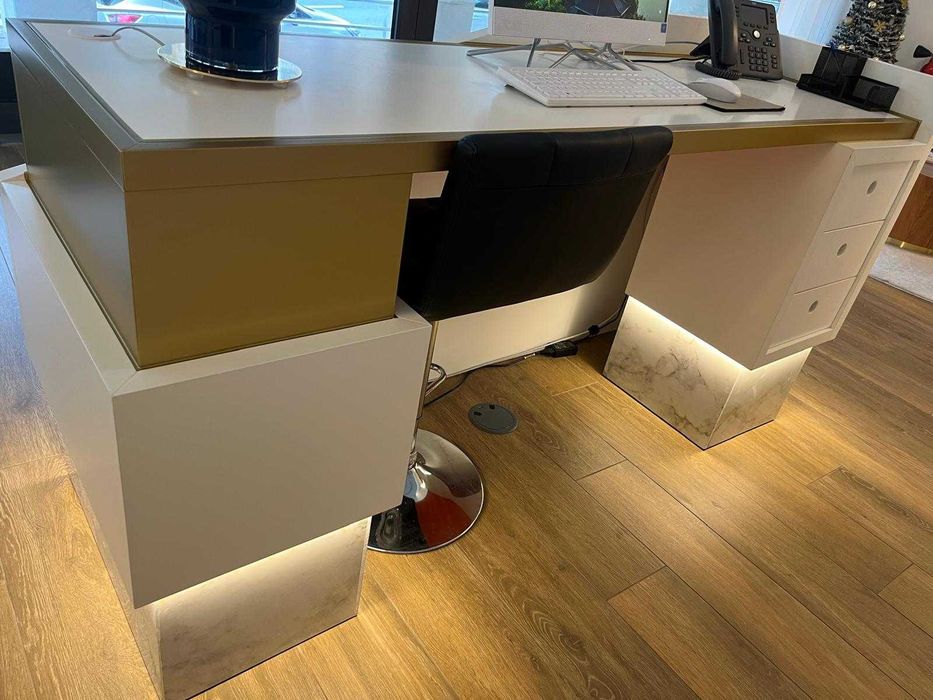 Balcão de Recepção de madeira lacado a branco c/ iluminação Led