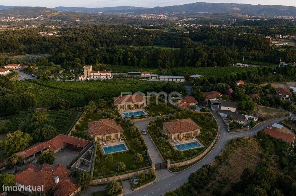Moradia em pedra para reabilitação com terreno, Cervães, Vila Verde...
