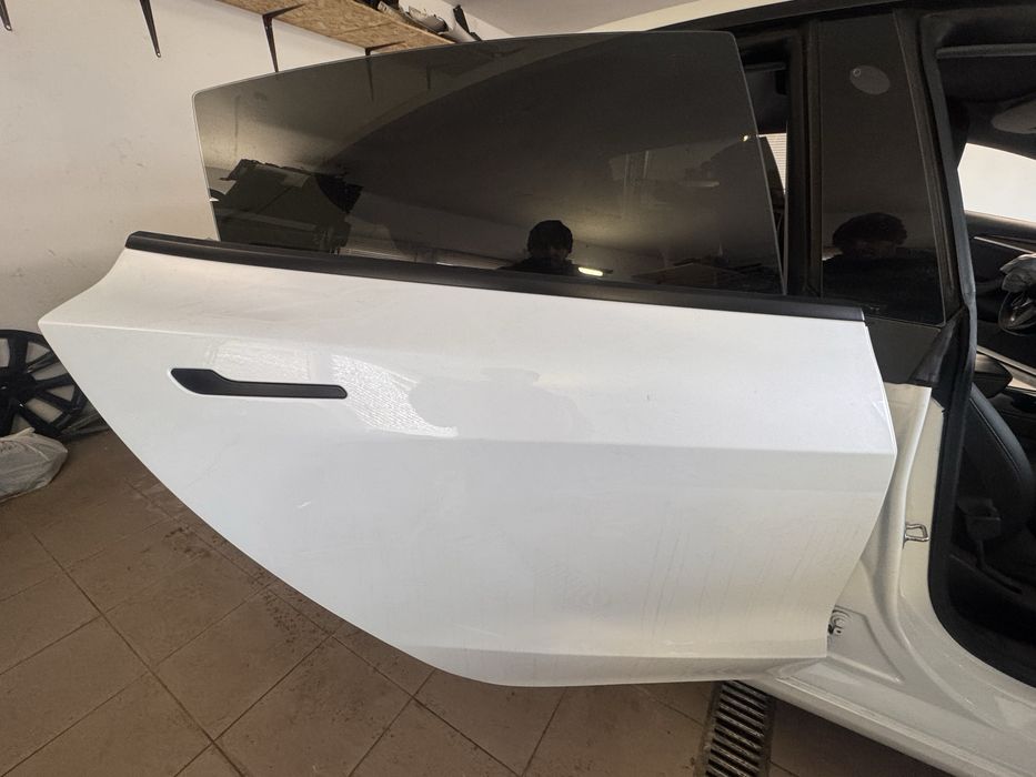 Двері tesla model 3 білі