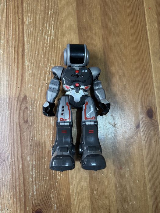 Robot eletrónico com comando