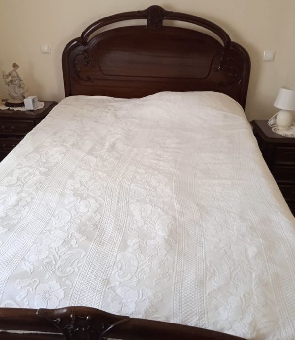 Cama de casal em mogno