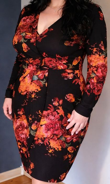 Sukienka wizytowa z kopertowym dekoltem,46