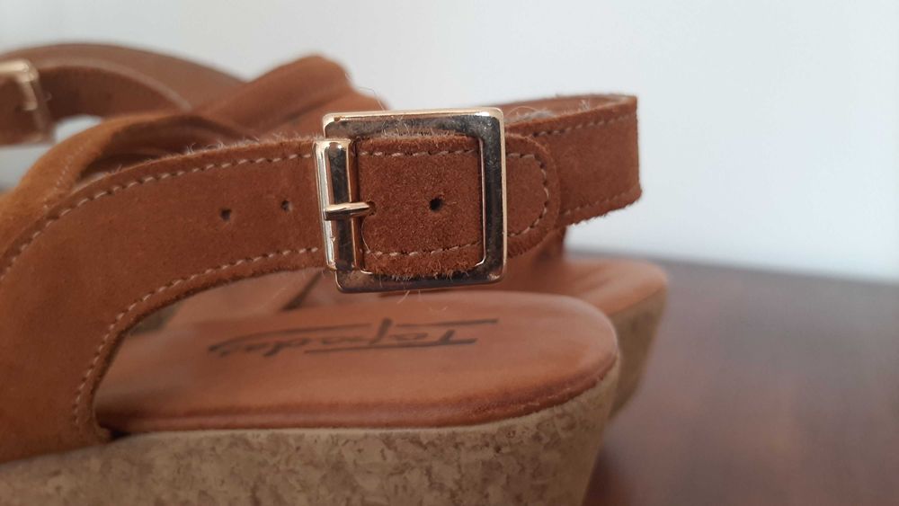 COMO NOVAS Sandálias compensadas cunha pele/camurça castanho mel 36