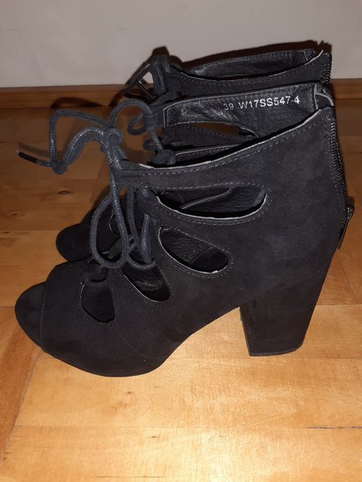 Buty na obcasie zamszowe rozmiar 39