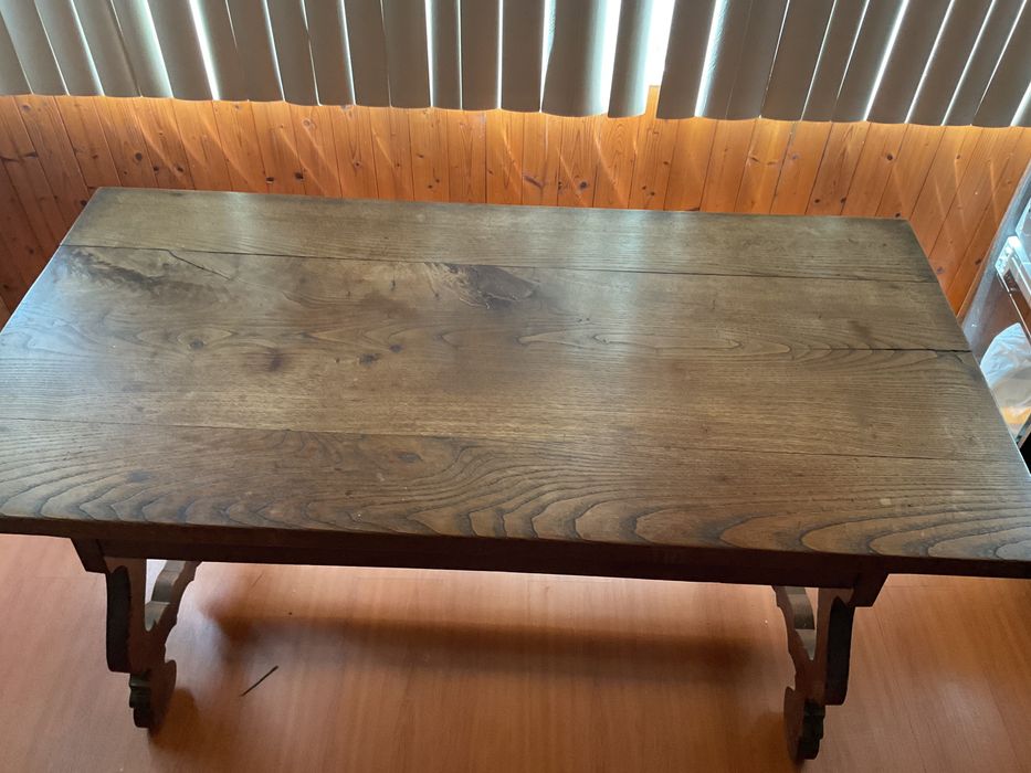 Mesa de jantar em madeira maciça