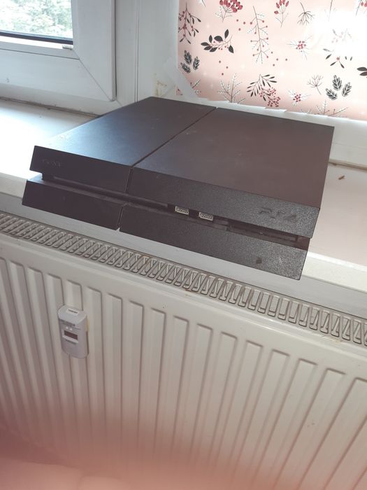 Konsola Playstation 4 z pudełkiem