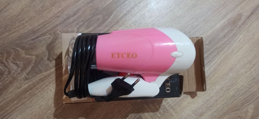 Продам дорожный фен в хорошем состоянии.