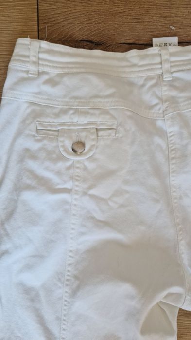 Białe bawełniane spodnie z zamkami i kieszeniami, rozmiar 38