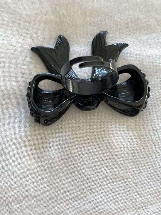 Anel preto com brilhantes