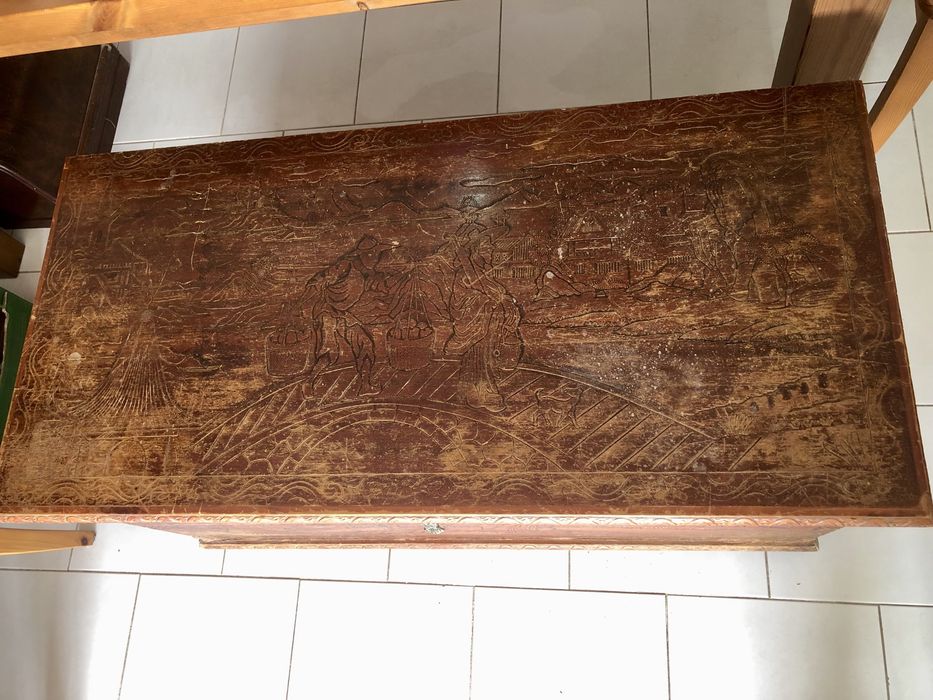 Arca com motivos asiáticos