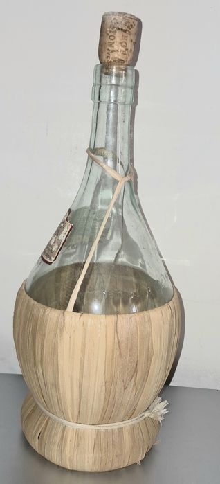Garrafa antiga com palhinha