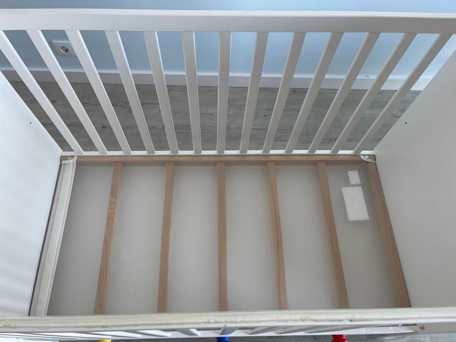 Berço branco, 60x120 cm, com colchão viscoelástico reversível.